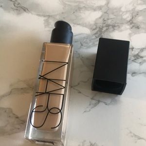 Nars natural radiant longwear foundation